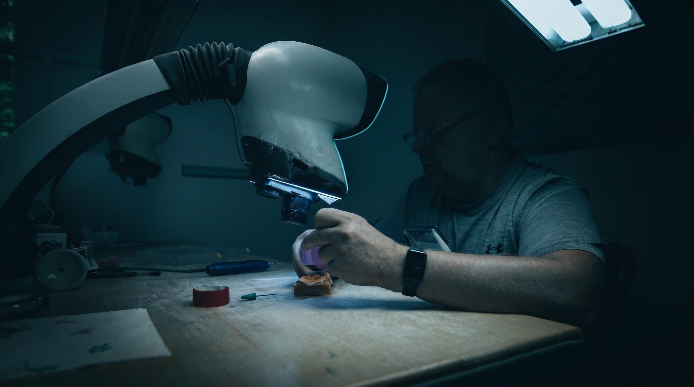 Kontrolle einer fertigen Arbeit unter dem Stereomikroskop.