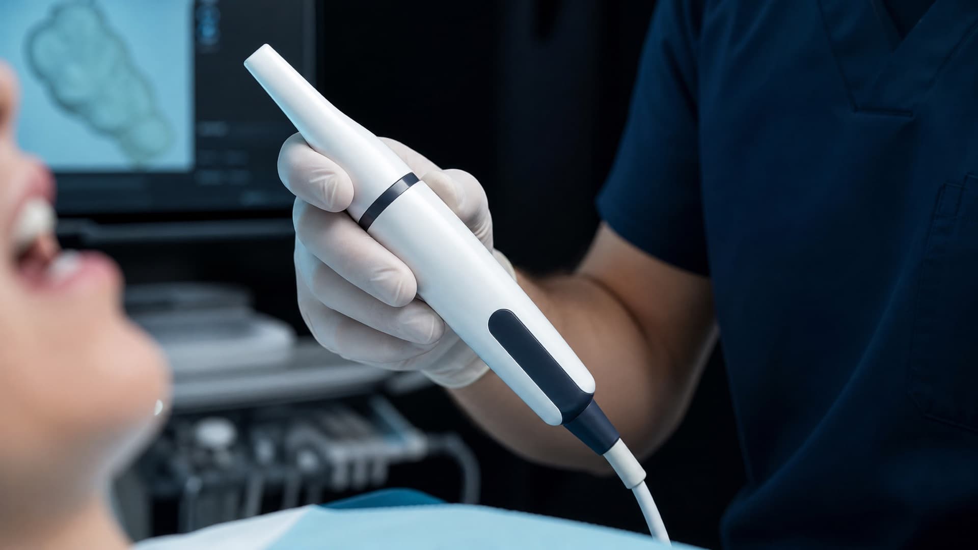 Intraoralscanner in der Hand einer behandelnden Person, markenfreies Gerät.