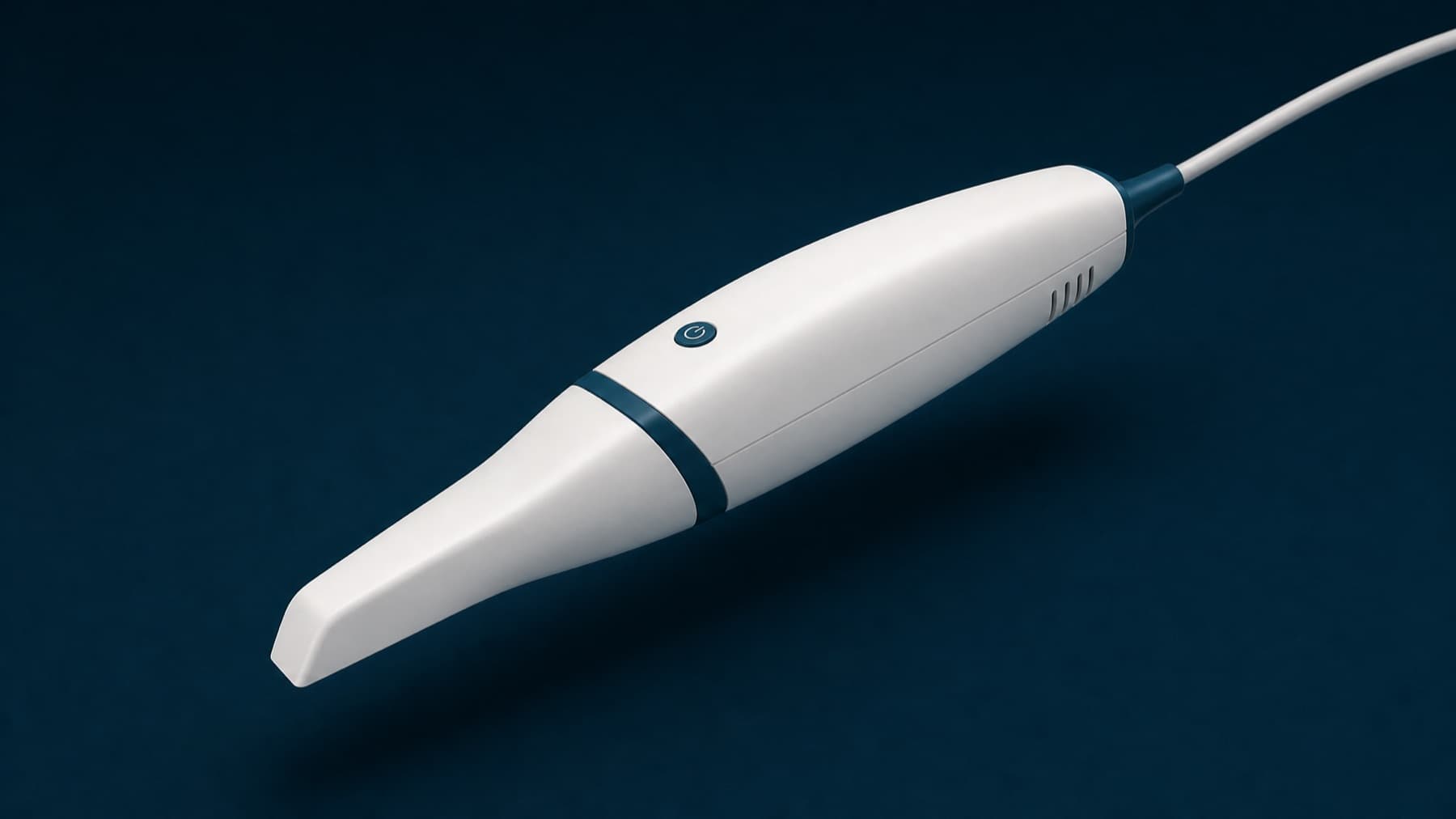 Intraoralscanner auf dunklem Grund, markenfrei dargestellt.